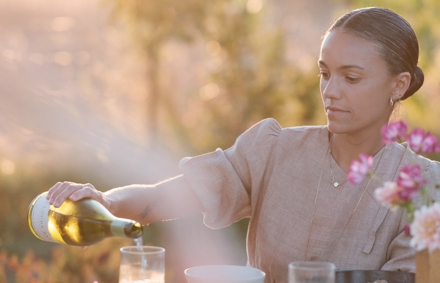 Eugenia diaz pouring a glass of white wine