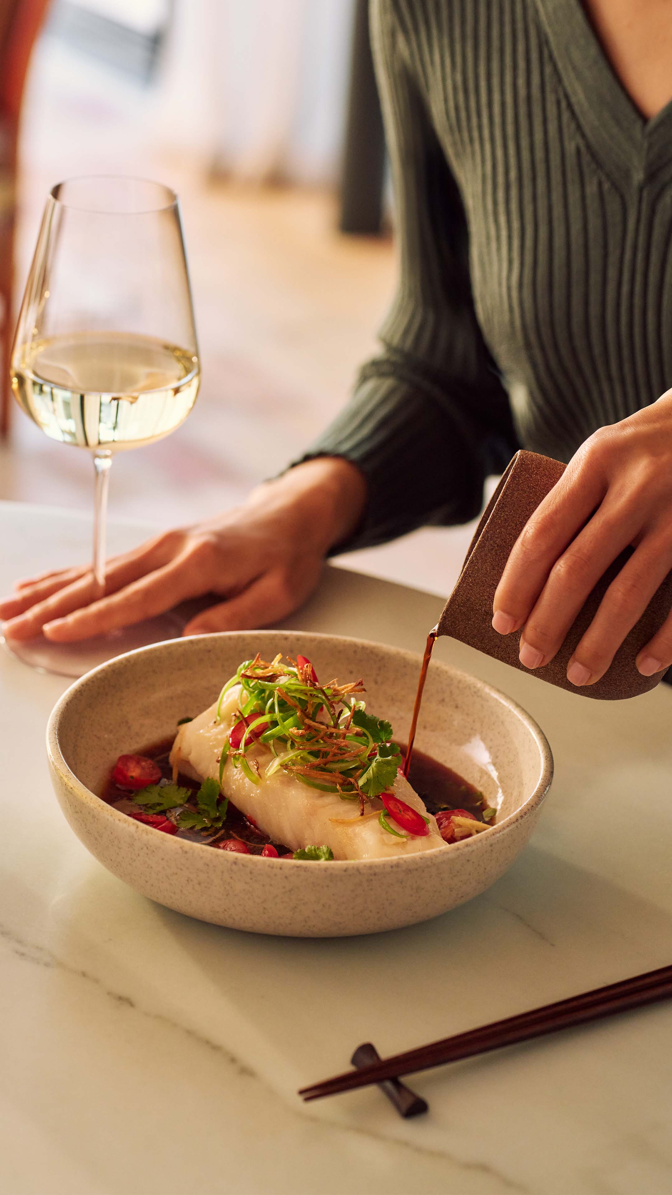 sauce-pouring-on-steamed-fish