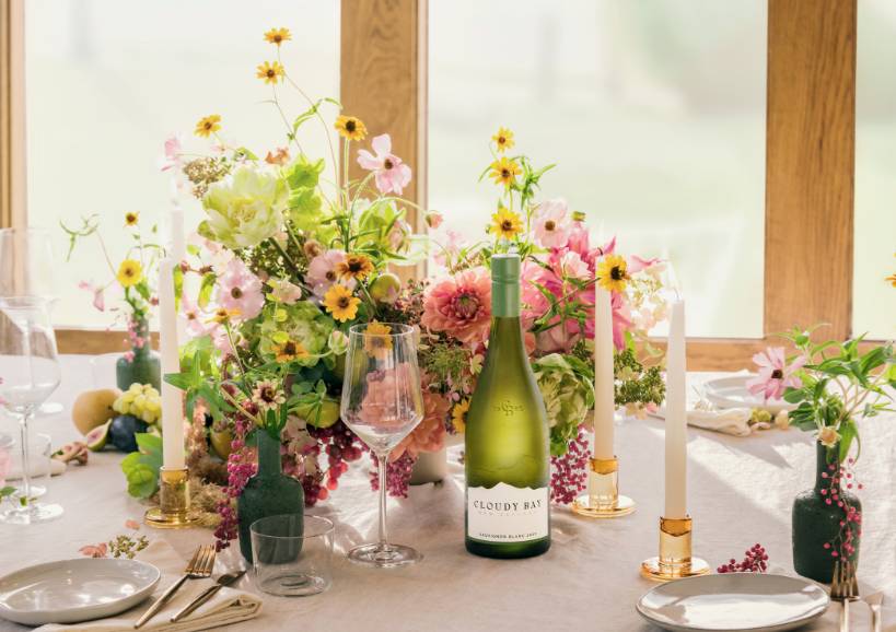 flowers_and_wine_on_table
