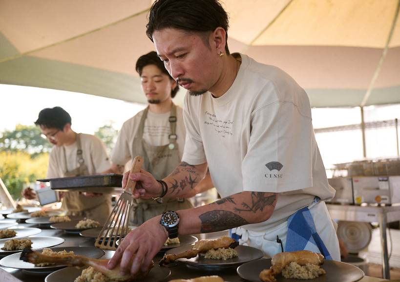chef_cooking_in_outdoor_kitchen_0