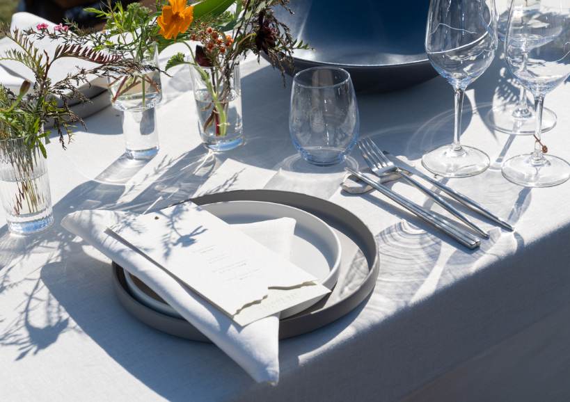 flowers_and_cutlery_on_table