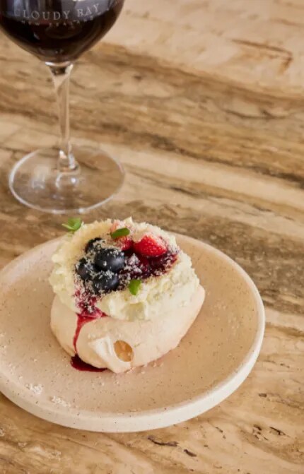 pavlova with berries