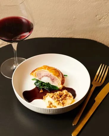 cloudy-bay-our-wines-te-wahi-central-otago-pinot-noir-glass_0
