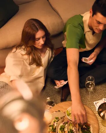 friends-eating-tacos