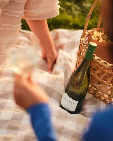sauvignon-blanc-on-picnic-blanket