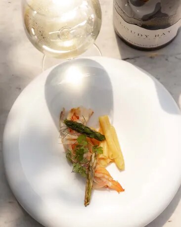 Close-up-Prawns-and-Chardonnay